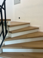  Vinylové schody s bilou podstupnicí BUKOMA Dub Natur